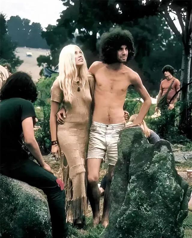 照片摄于1969年，那年纽约的交通堵塞是相当牛，可谓是空前绝后，就是因为照片上的