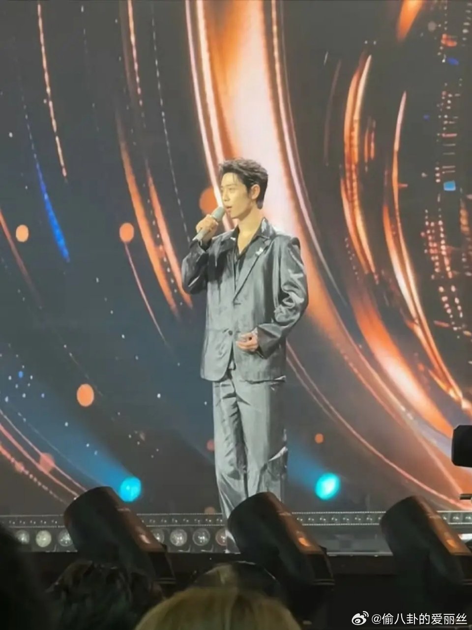 肖战这次的礼服怎么都这么多褶子