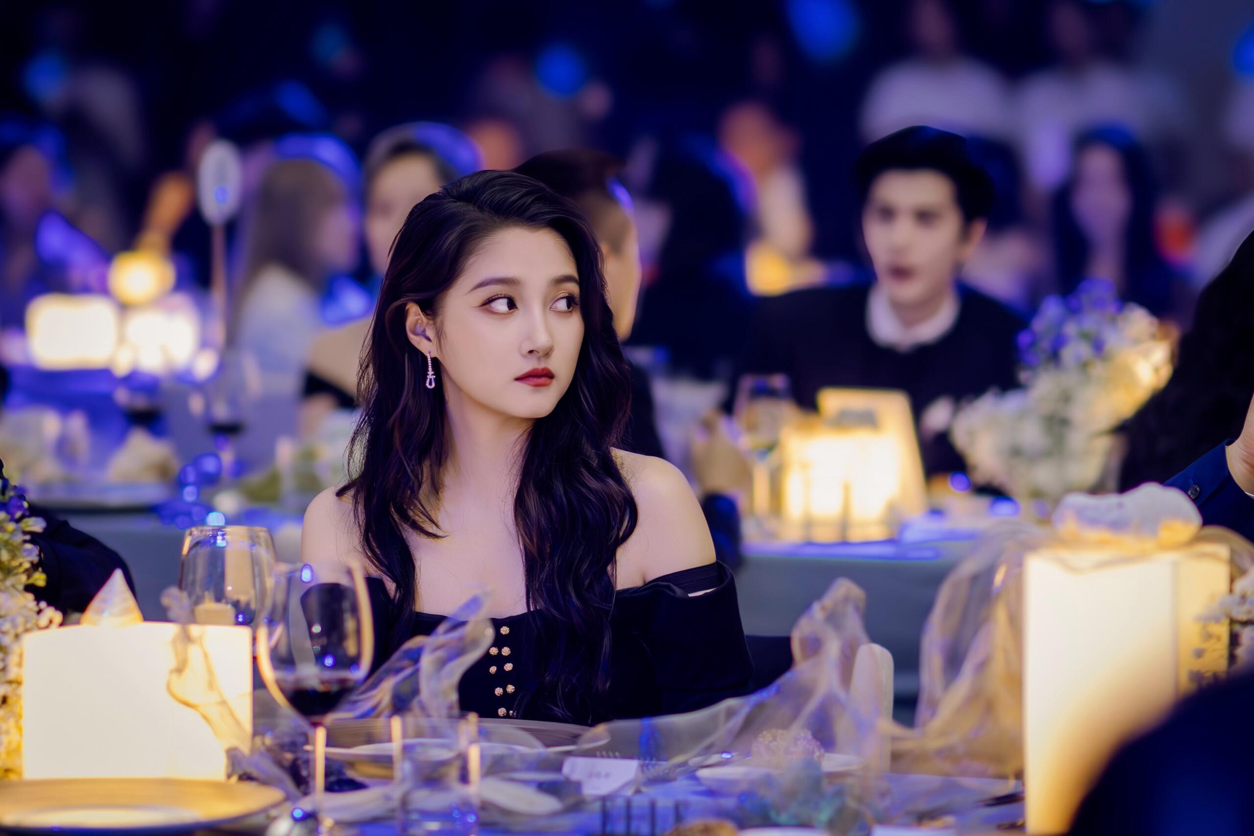 关晓彤每次内场晚宴都能出点神图，完全名利场上的千金🥂​​​