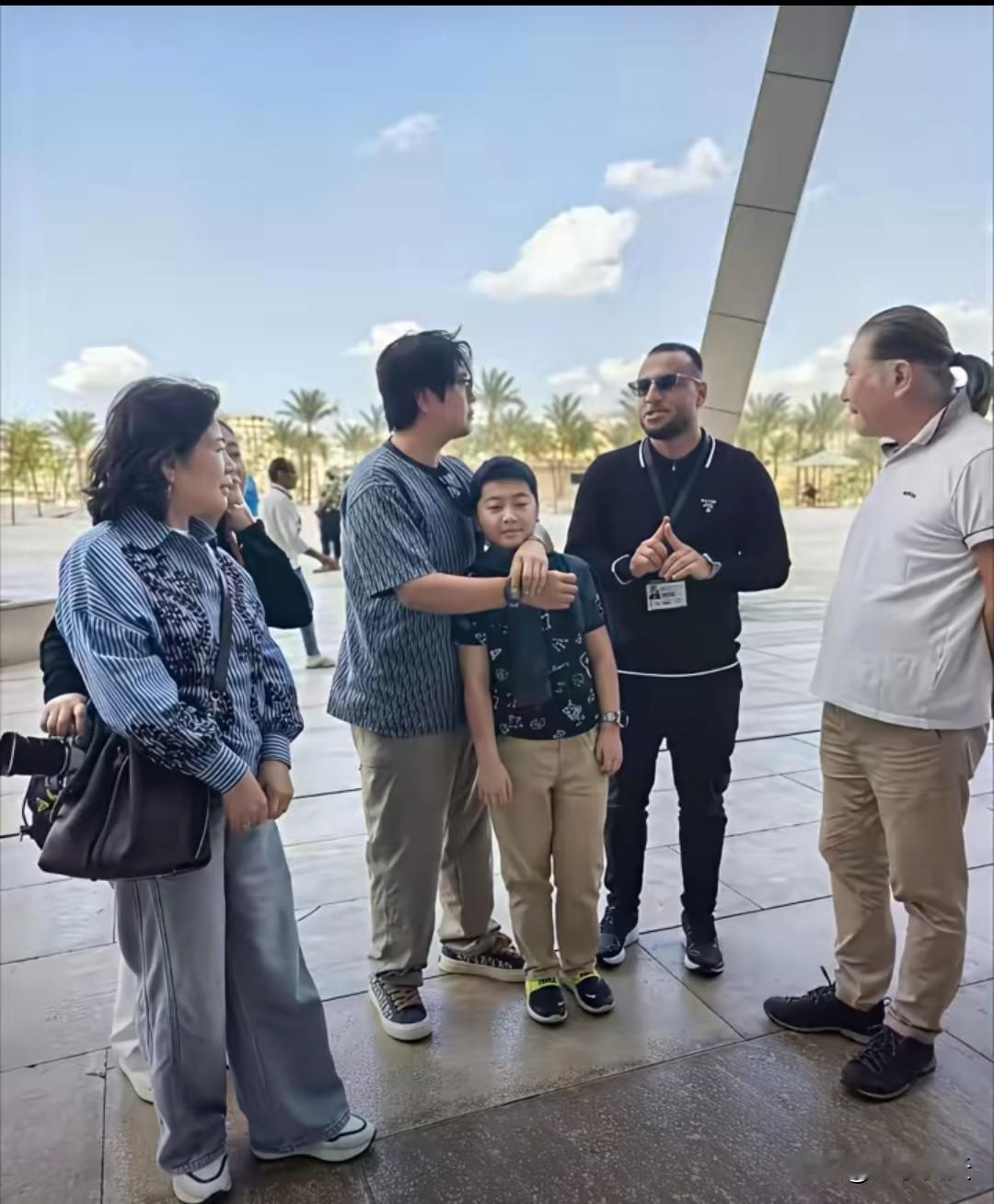 郎朗带着父母逛埃及博物馆啦！郎爸梳着小辫，造型特别惹眼，透着股随性的潮劲儿；郎妈