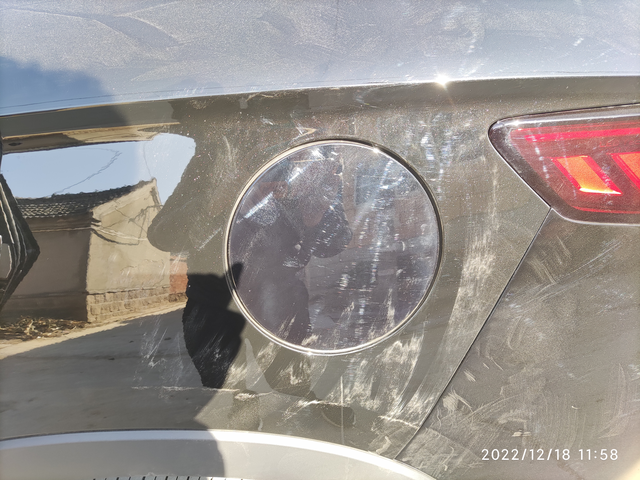 宋plusdmi黑色油箱盖颜色不对我是12月初提的车，下班时间提的，也没仔细看