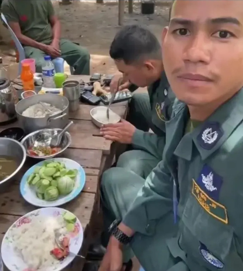 柬埔寨士兵伙食VS泰国士兵伙食，看上去都很清淡，几乎没有肉，都是大米为主食，也很