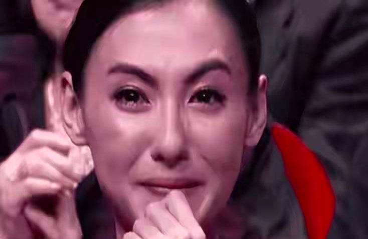 7岁儿子坐婴儿车，千万官司缠身，张柏芝的体面，终于被撕开了。你敢信吗？机场