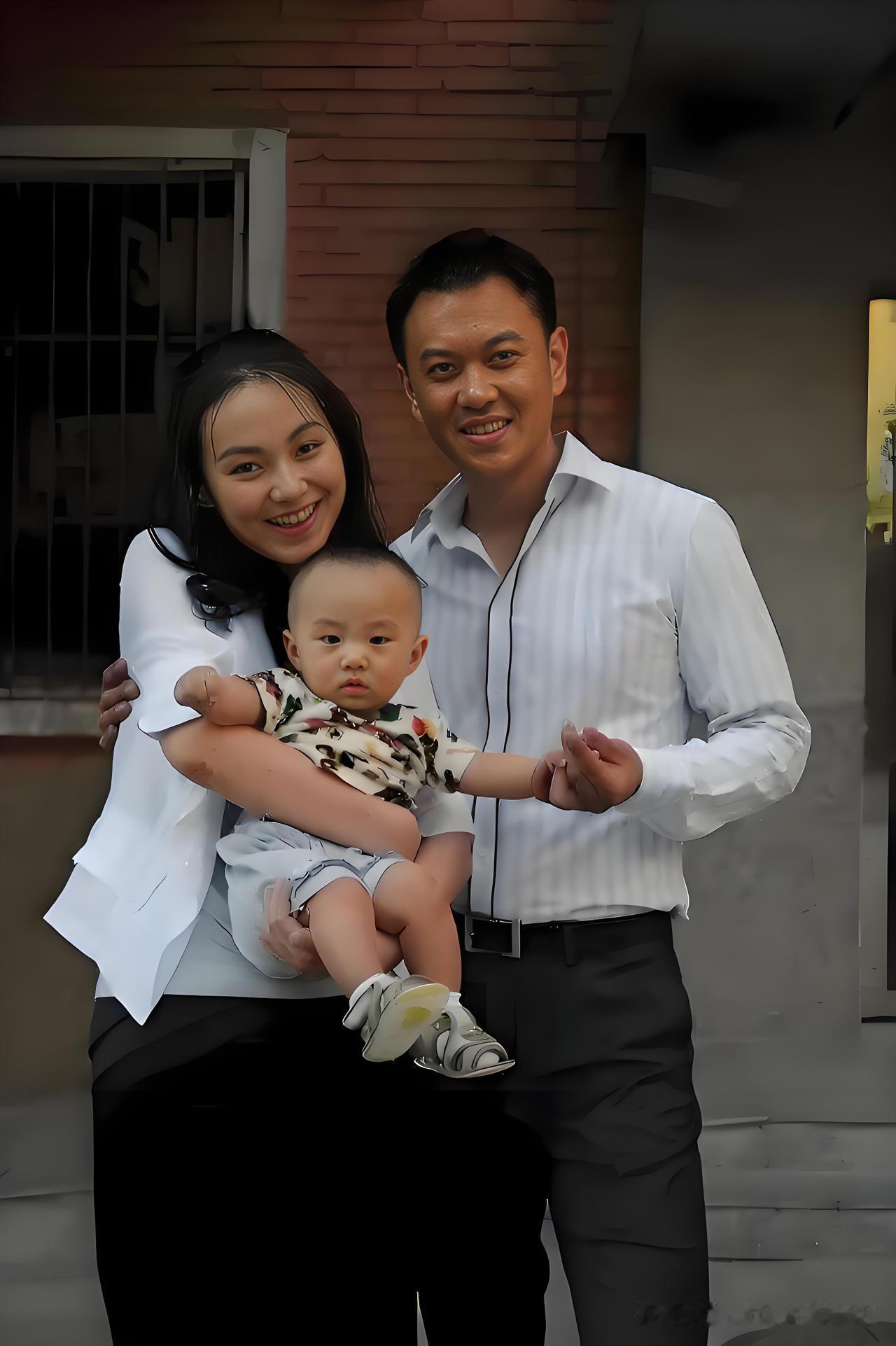 这个男演员没有佟大为帅，也没有胡歌那么的出名，长相一般般，但他热爱表演，饰演过很