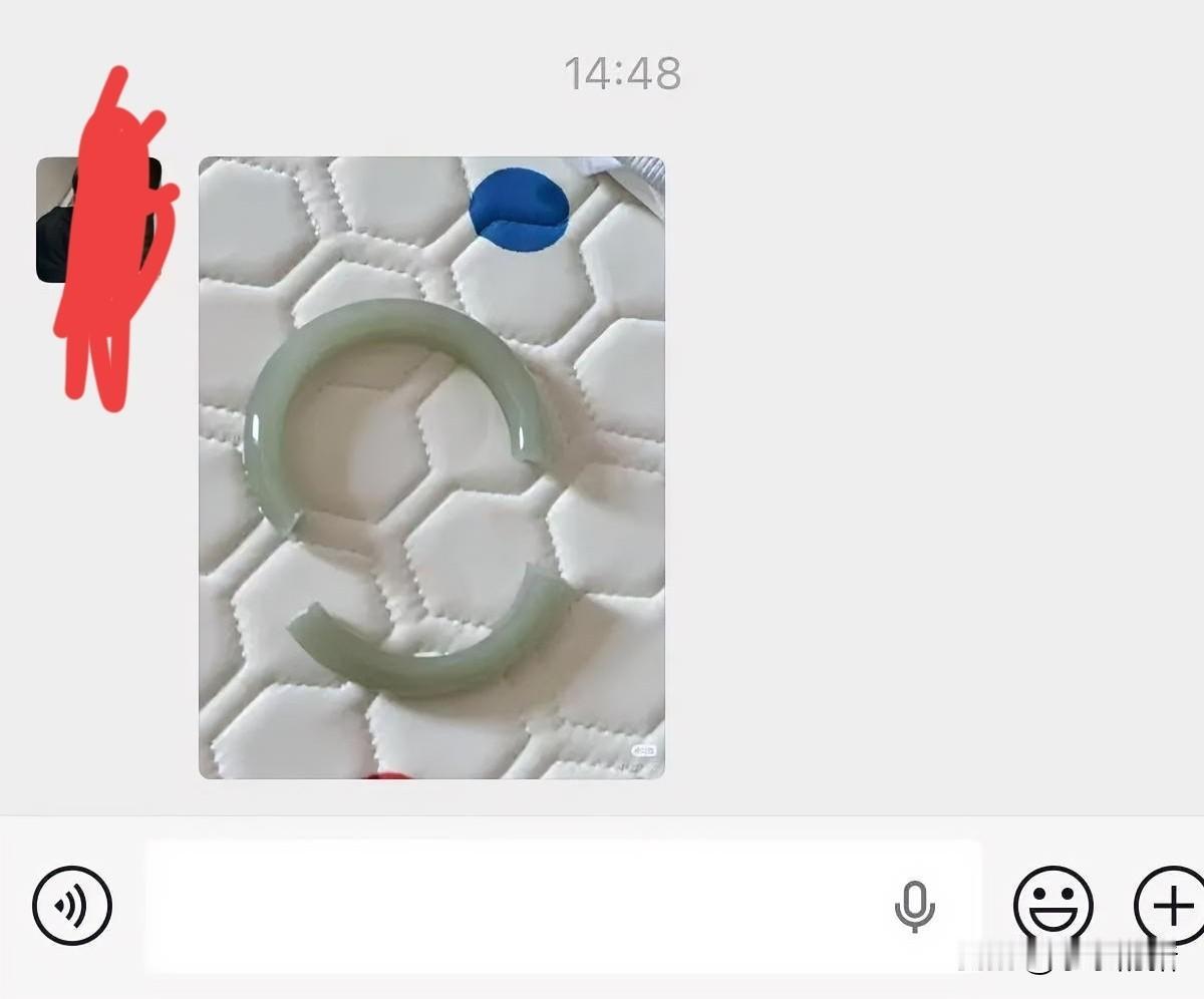 初四老公的堂姐来串亲戚，她看我婆婆手上的镯子好看，就让婆婆拿下来她戴试试。婆婆手