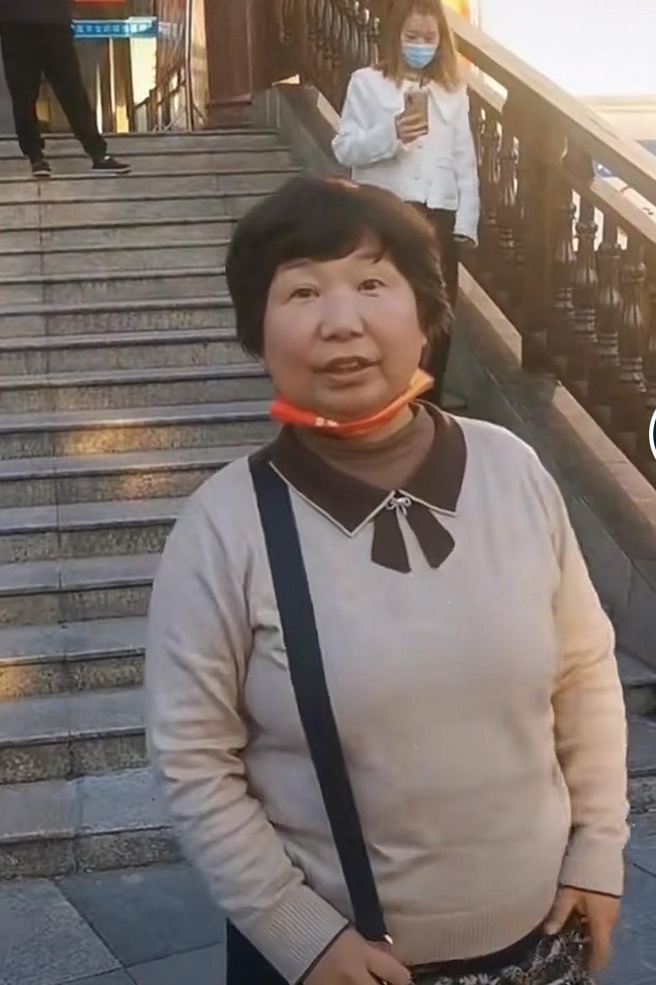 杜新枝恐怕肠子都悔青了，不是合影被曝光，也不是请律师的计划被曝光，而是暴露了姚策