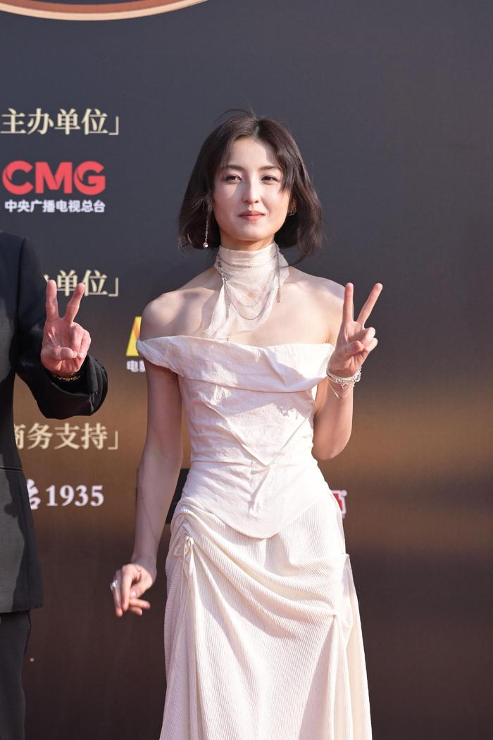 张子枫红毯封神！白色挂脖礼服化身“古希腊神女”，这锁骨线条绝了昨晚的CMG中