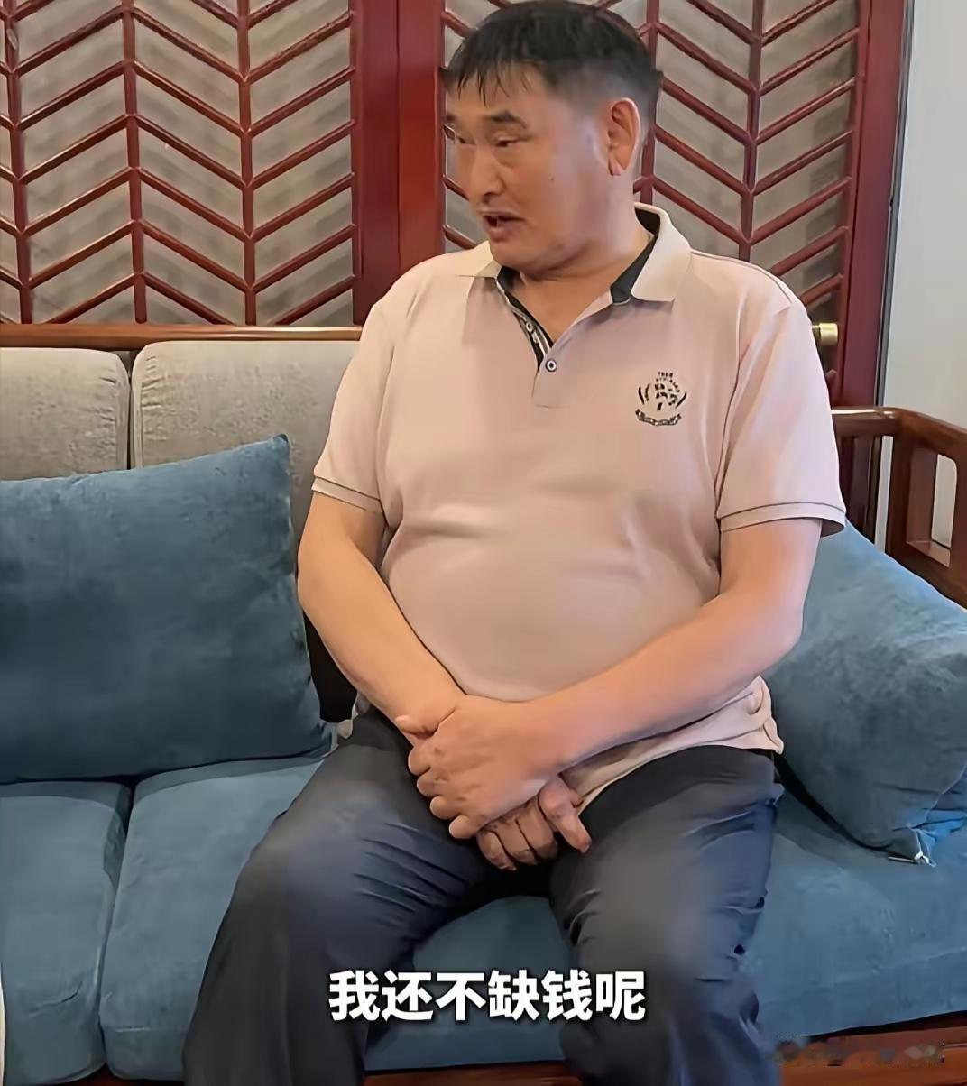 “我不缺钱，为啥还到处跑商演？”大衣哥一句话回应，评论区全在点赞有记者问朱之