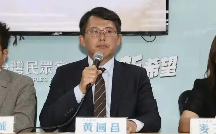 黄国昌松口说要选新北市长，如果国民党够聪明的话，就让出新北市给民众党。因为黄