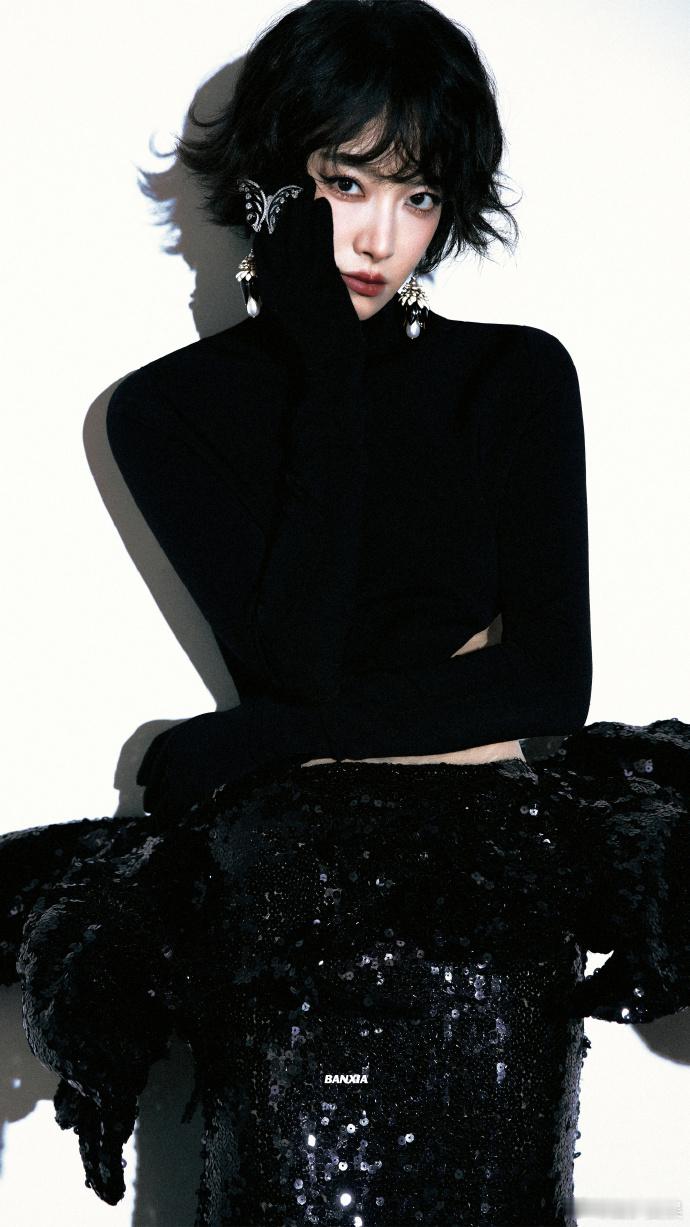 宋茜短发洋娃娃人间洋娃娃宋茜上线！短发蓬松有型，搭配精致妆容，俏皮又可爱，每帧