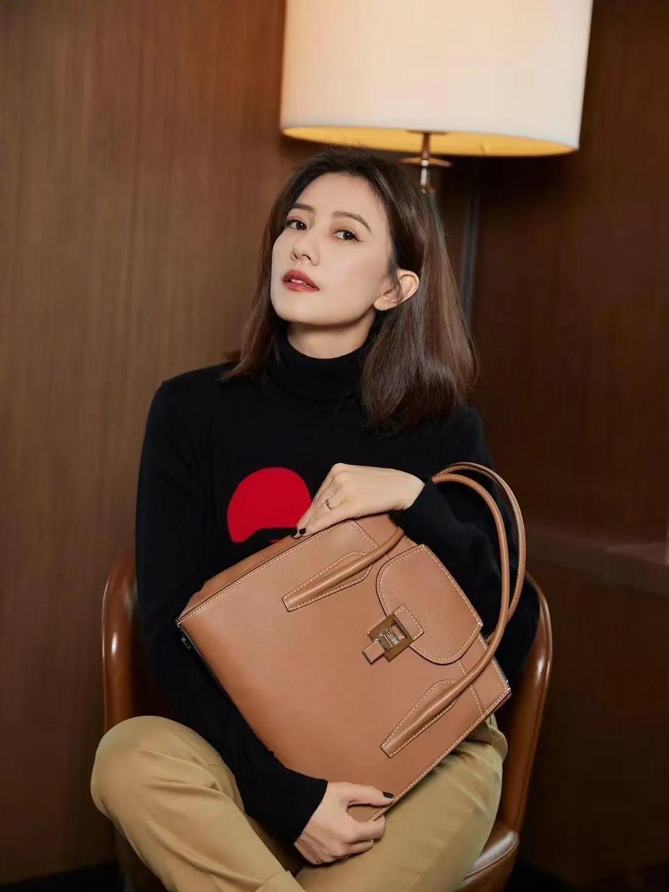 高圆圆的气质真的是刻在骨子里的！一件黑底红标的高领毛衣，搭配卡其色阔腿裤，简约配