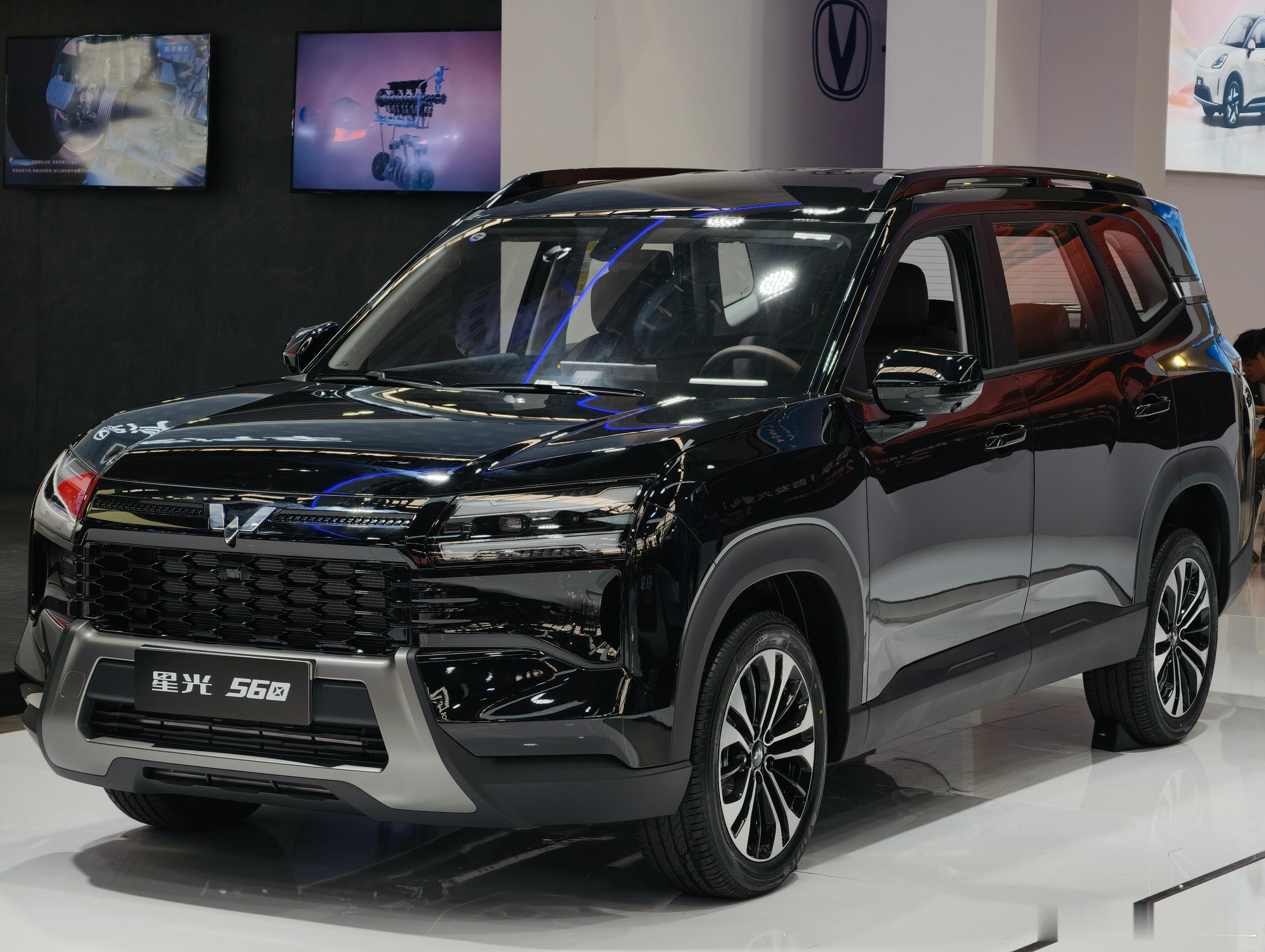 车展返图，五菱星光560几乎全颜色都在这了，我要买的话肯定是黑色，黑武士feel