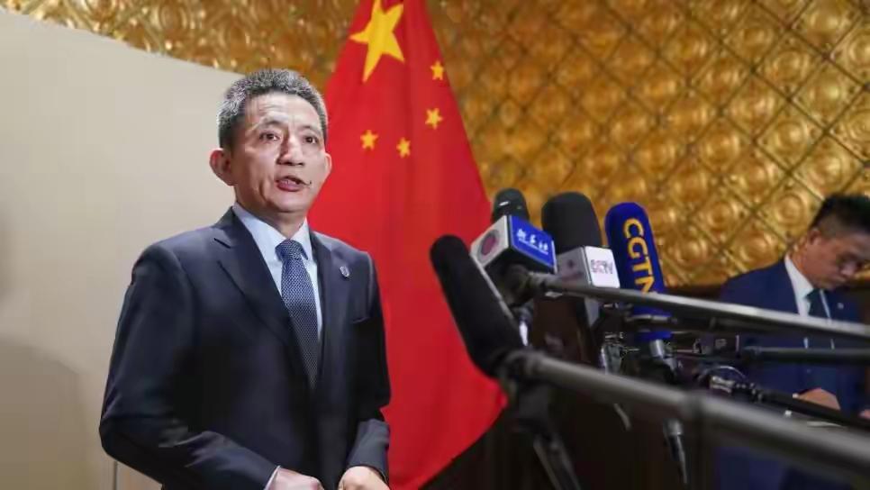 美国人之前的常用手段是，在重要的谈判到来之前，先给对方凭空给予一定的打击，然后在