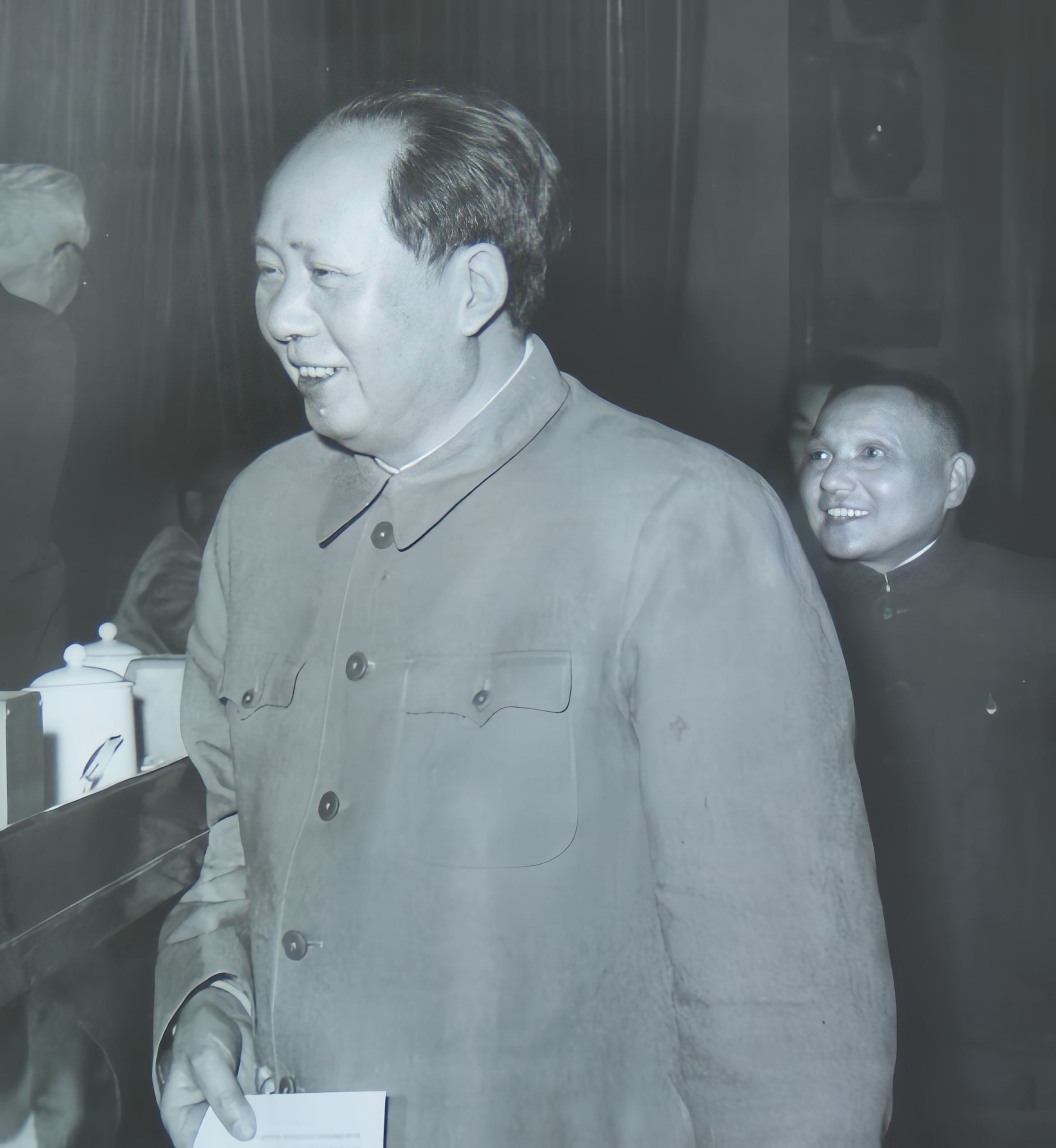 1945年七大召开，邓小平在中央委员中排名第28，没有进入政治局。到1956年八