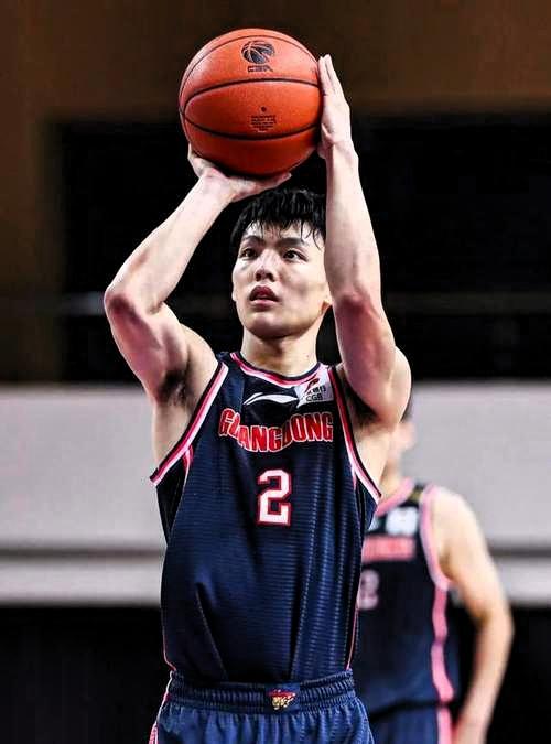 别吹“绝境看徐杰”，他的底气从来不是奇迹，是清醒CBA季后赛首战，广东主场