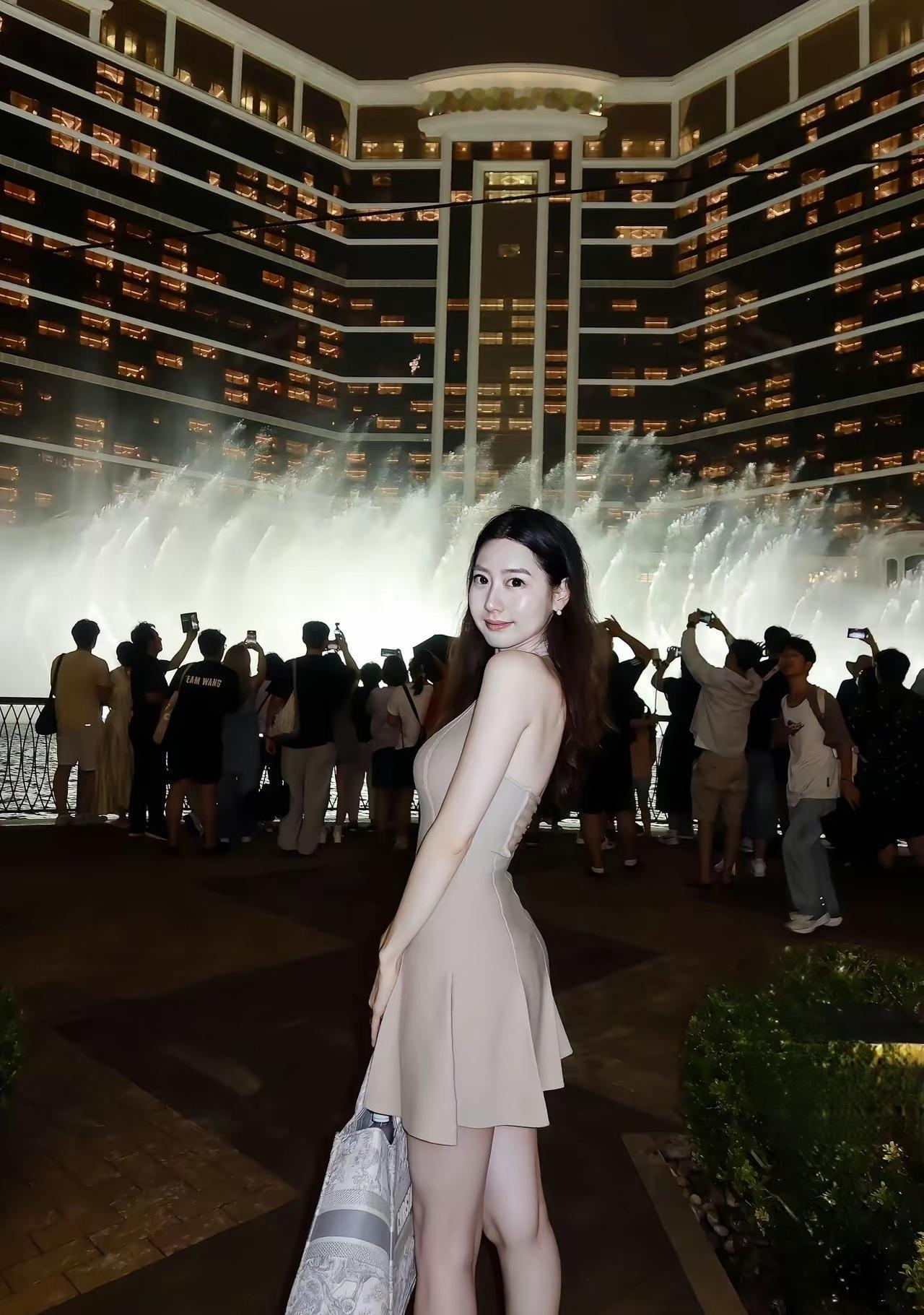 夜晚的WynnPalace，喷泉与灯光交相辉映，美不胜收！🌃✨
