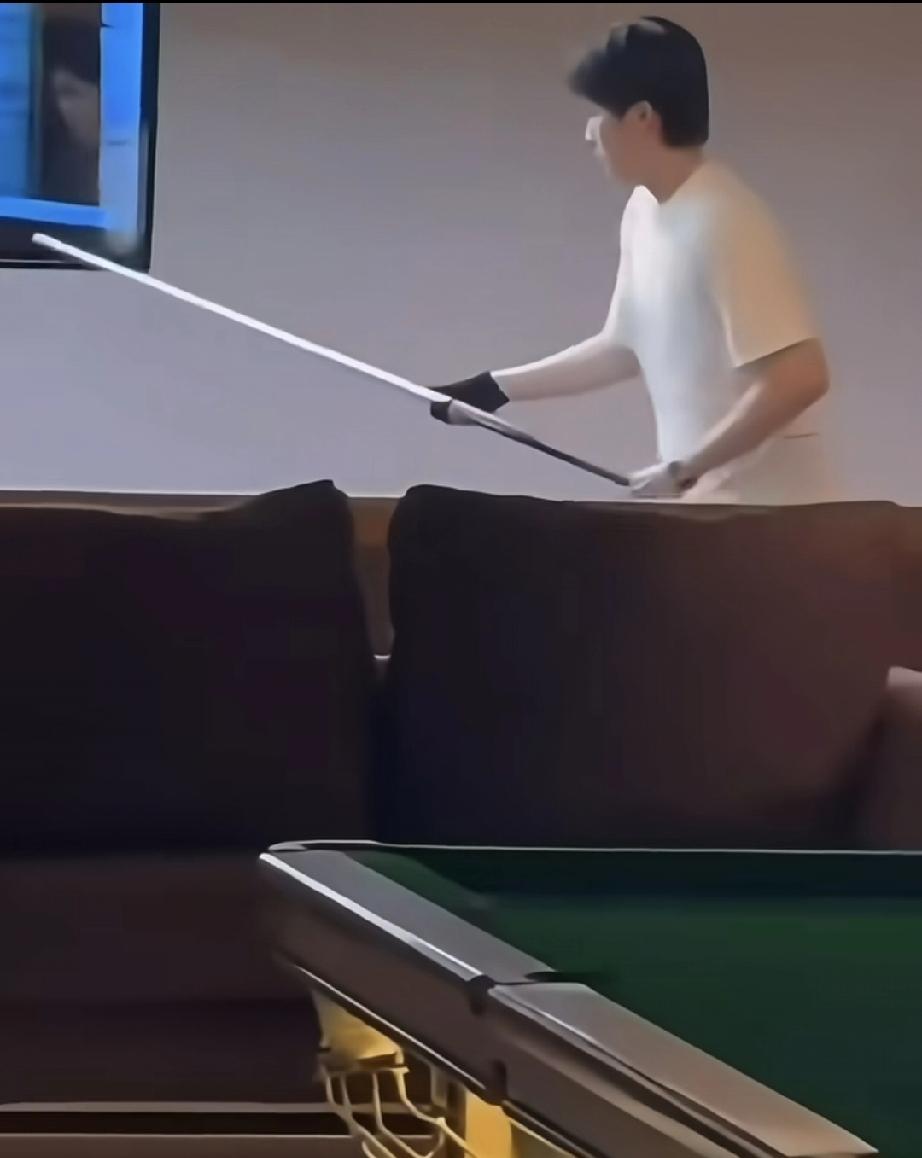 王楚钦新春假期被路人偶遇在台球馆与朋友一起打台球。王楚钦这身装扮，一看就有两下