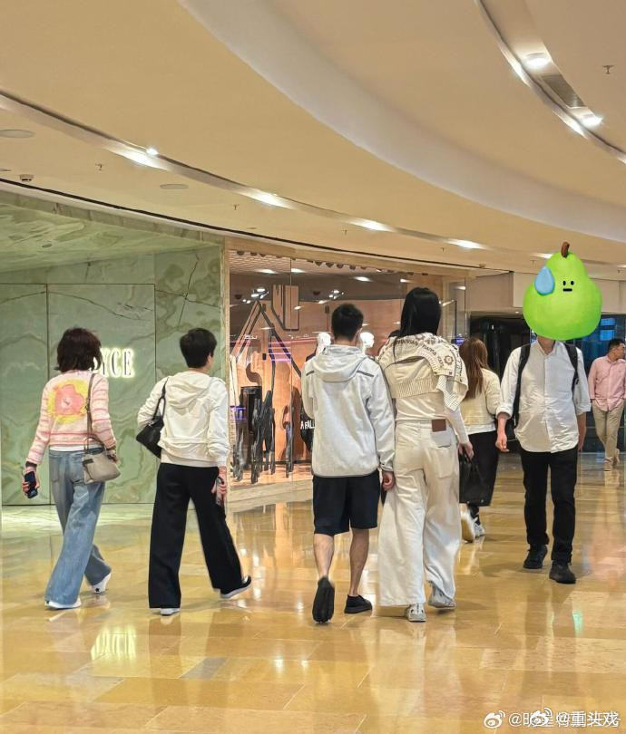 网友香港偶遇何猷君奚梦瑶逛街网友在香港太古广场偶遇何猷君奚梦瑶夫妇逛街，夫妻俩