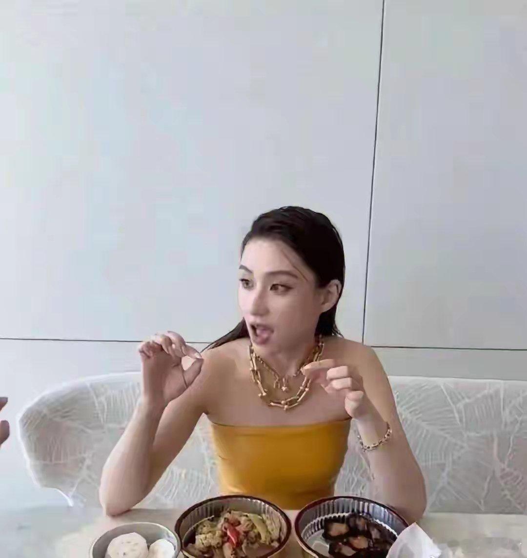富二代何超莲的下午茶，真是贫穷限制了我们的想象