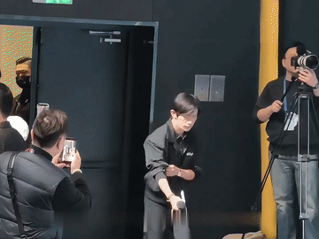 杨幂经历微博之夜的风波后，明显心态受影响了，出席活动显然没有以前那么自信从容了，