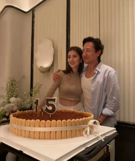 吴千语跟施伯雄好养眼的一对，左左右右前前后后看都好看。