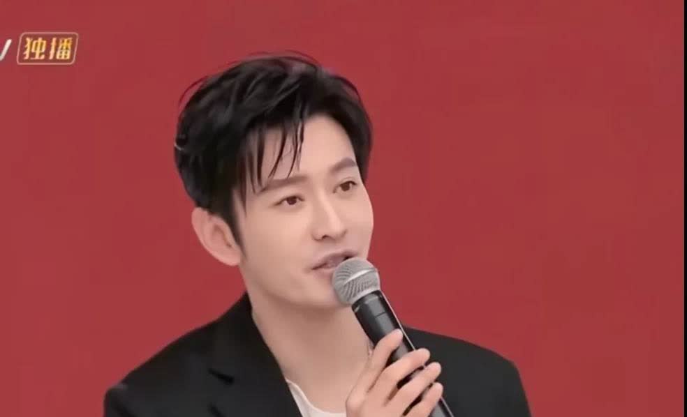 黄晓明，你礼貌吗？杨钰莹对黄晓明说：“你天生就是男主角！”面对杨