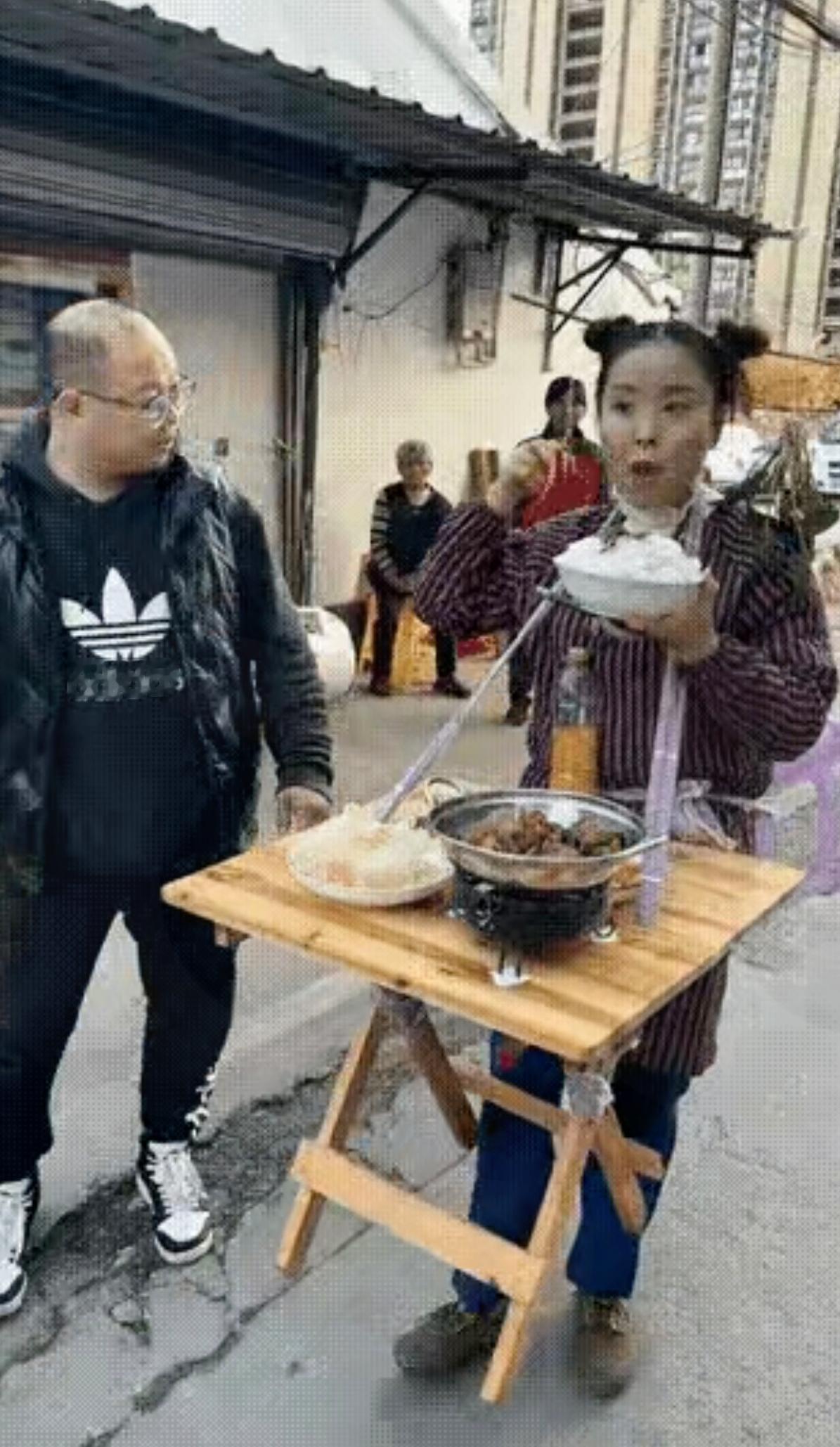 看看这些网红，为了流量无底线！简直是不要脸，这样的视频也往出发，不仅仅污染了市