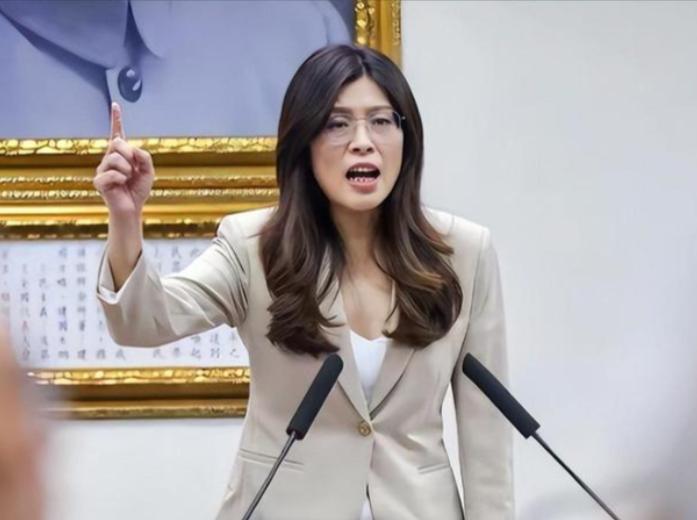 彻底摊牌！台湾张亚中办公室主任何启圣发文称，“郑丽文最危险之处，不在于有野心，而