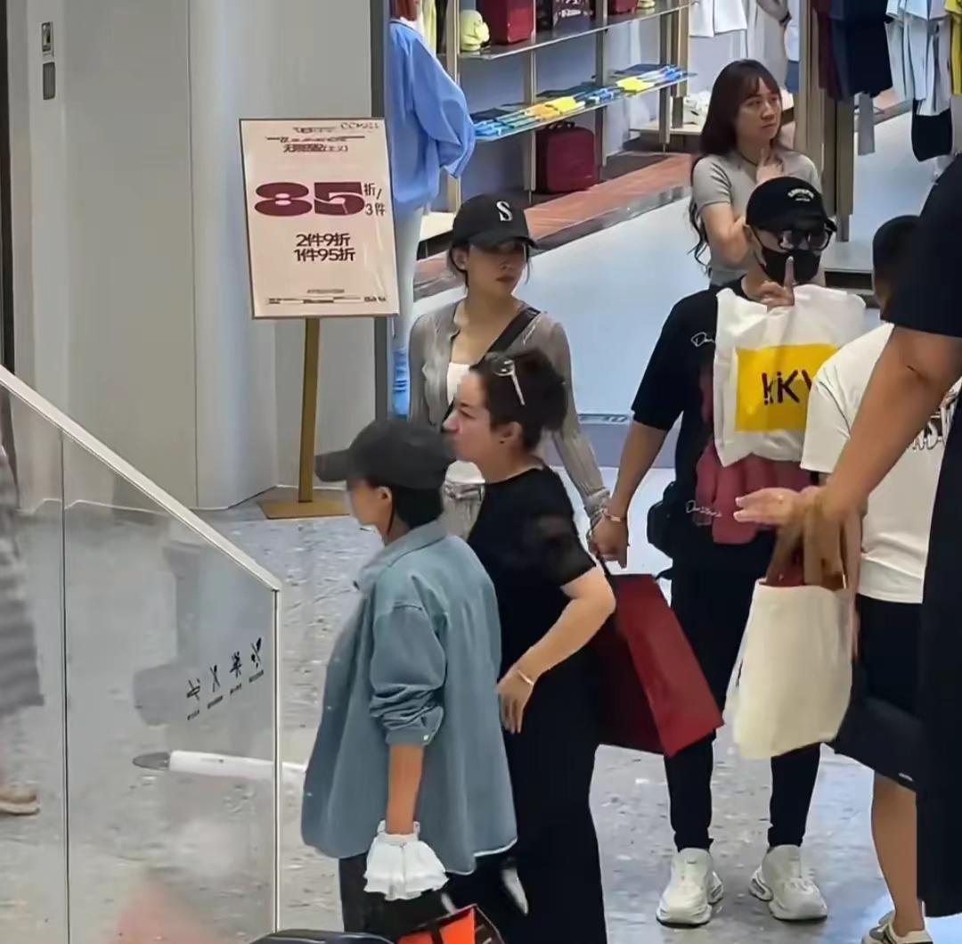 汪峰否认和宁静恋爱，带森林北逛街购物补偿女友，她身材真好……森林北紧身衣、高腰