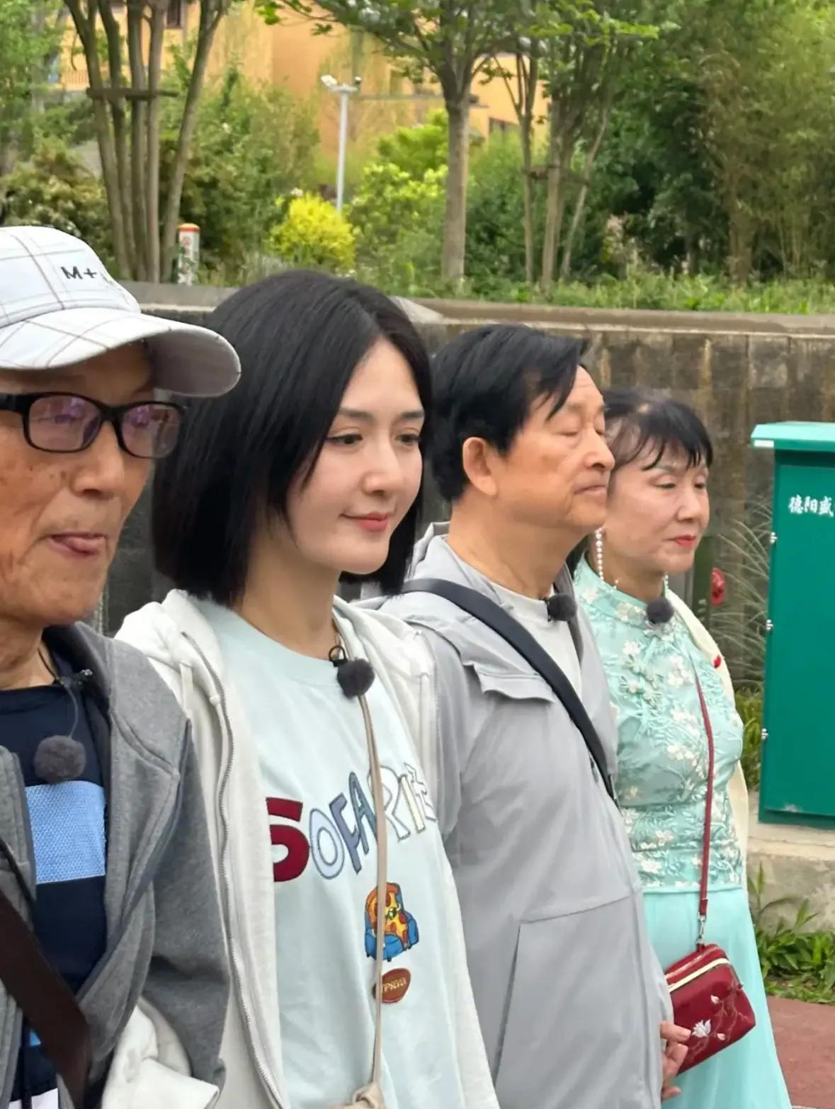 44岁的谢娜和家人外出！44岁的她已经是三个女儿的妈妈了。谢娜和父母这画面真