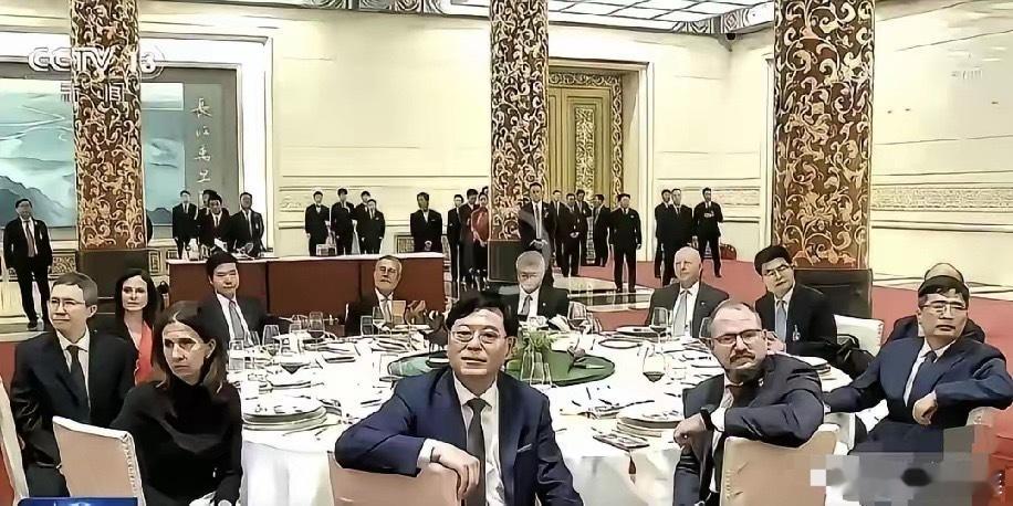 这次中美晚宴，一眼就看出了什么叫“面子给足，底子不交”！你看，任正非、汪韬、梁文