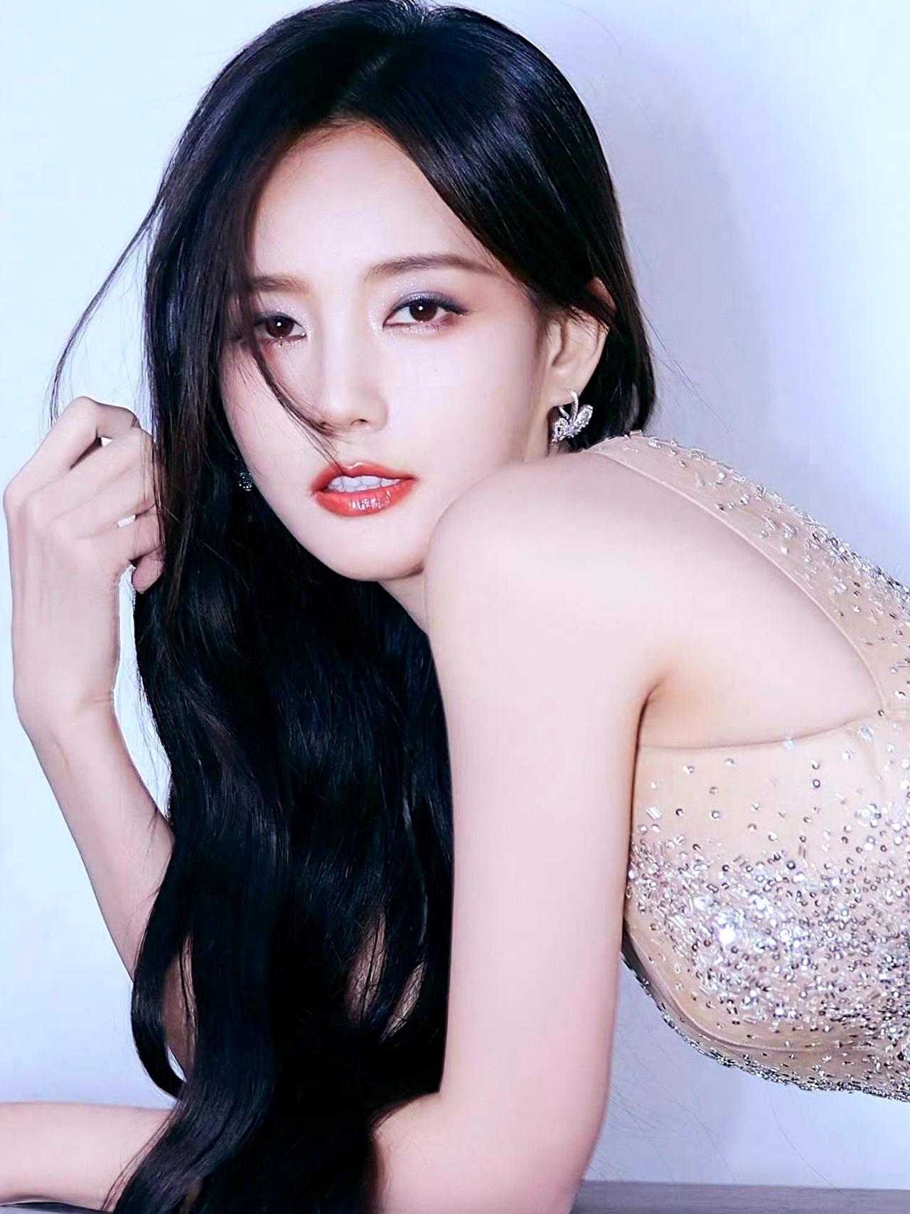 李一桐的颜值天花板？这组光影大片我能循环看一百遍～～李一桐李一桐礼服造型明星