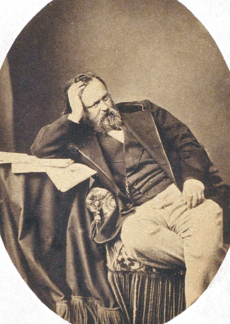 酒使人沉醉，使人有可能忘却一切，造成虚假的欢乐，亢奋的情绪。一个人愈是不开化，愈