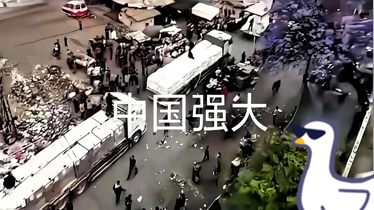 昨天，加沙发生了两件事。一边是中国援助车队，满载五万多个食品包浩浩荡荡驶入，全