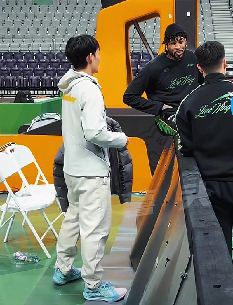 徐杰和莫兰德热聊，跟挡拆没关系，哥俩就是见面联络感情说二位是“一五号位摇摆人