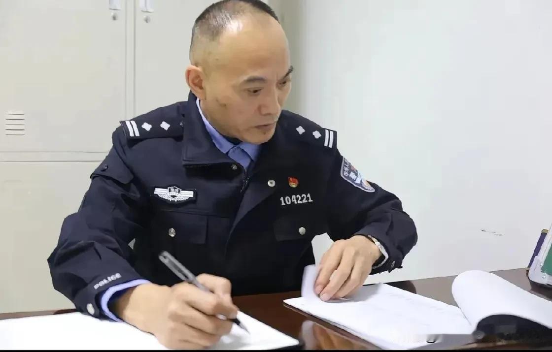 一辆奥迪车被划伤，从监控视频里看到一名小男孩围着车子玩耍，手有碰到车，所有人都认