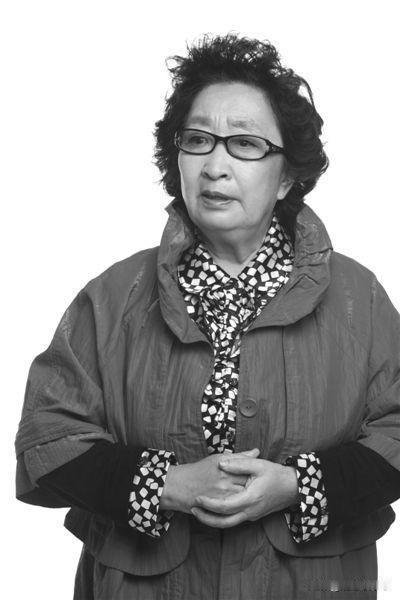 彭玉一生历经两段婚姻。19岁和话剧演员赵文欣成婚，相伴43年，有两个女儿。丈夫突