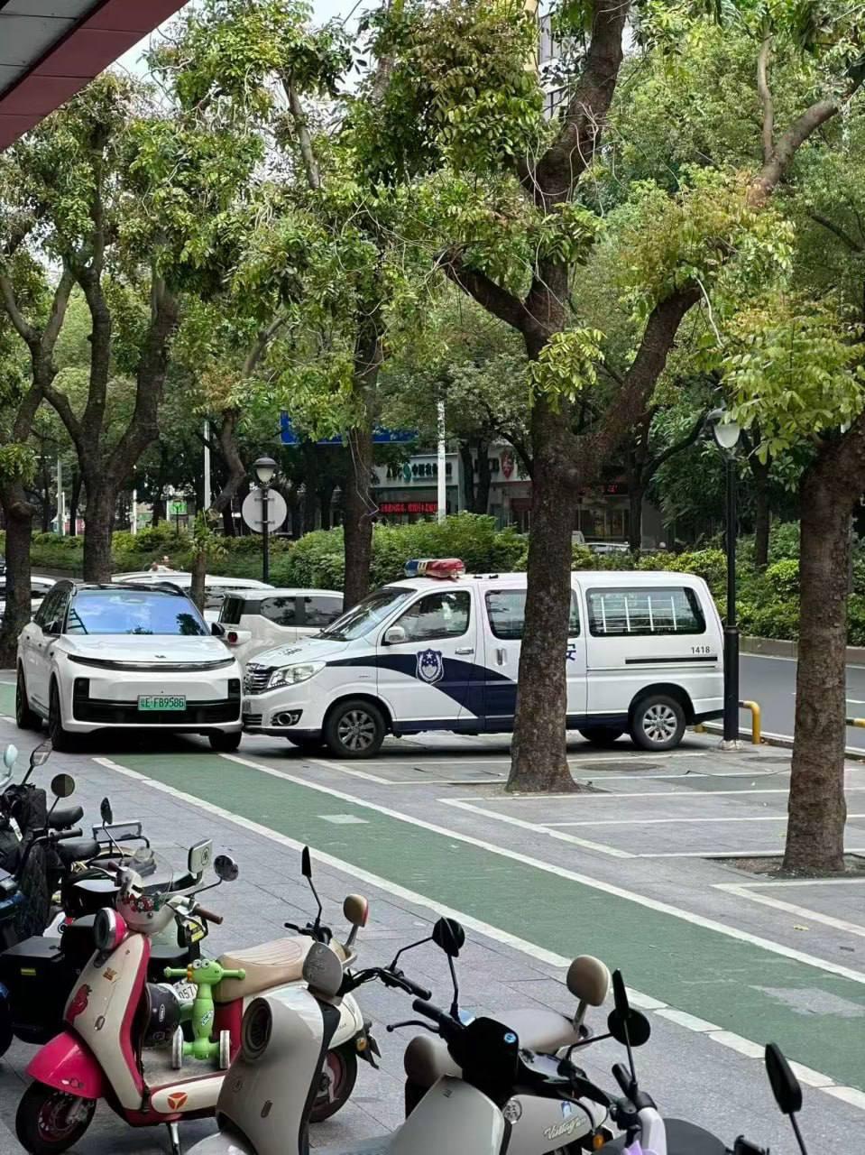 车友聚会。小米车主最后一个到。理想车主：怎么回事，这么晚才来。小米车主：大