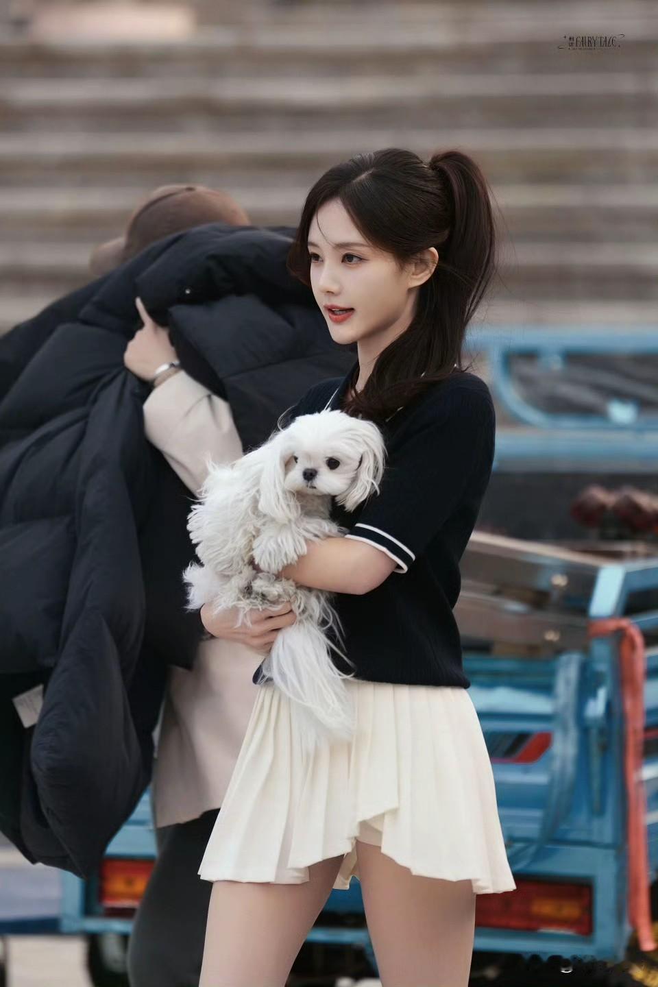 李一桐真是人美心善，看到温柔怀抱小狗狗的样子，就能感受她的爱心和细致！