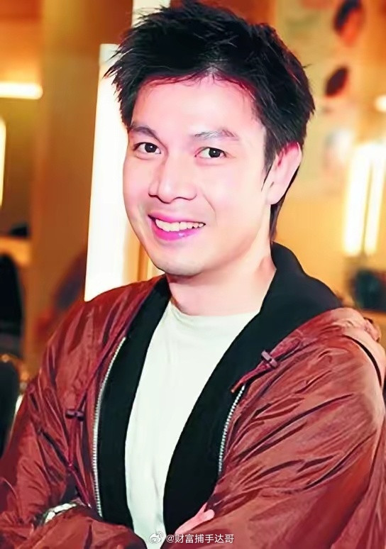 梁荣忠亲手把一手好牌打得稀烂，曾是TVB最风光的金牌主持和当红小生，凭一个“李忠义”红遍全港，却因为