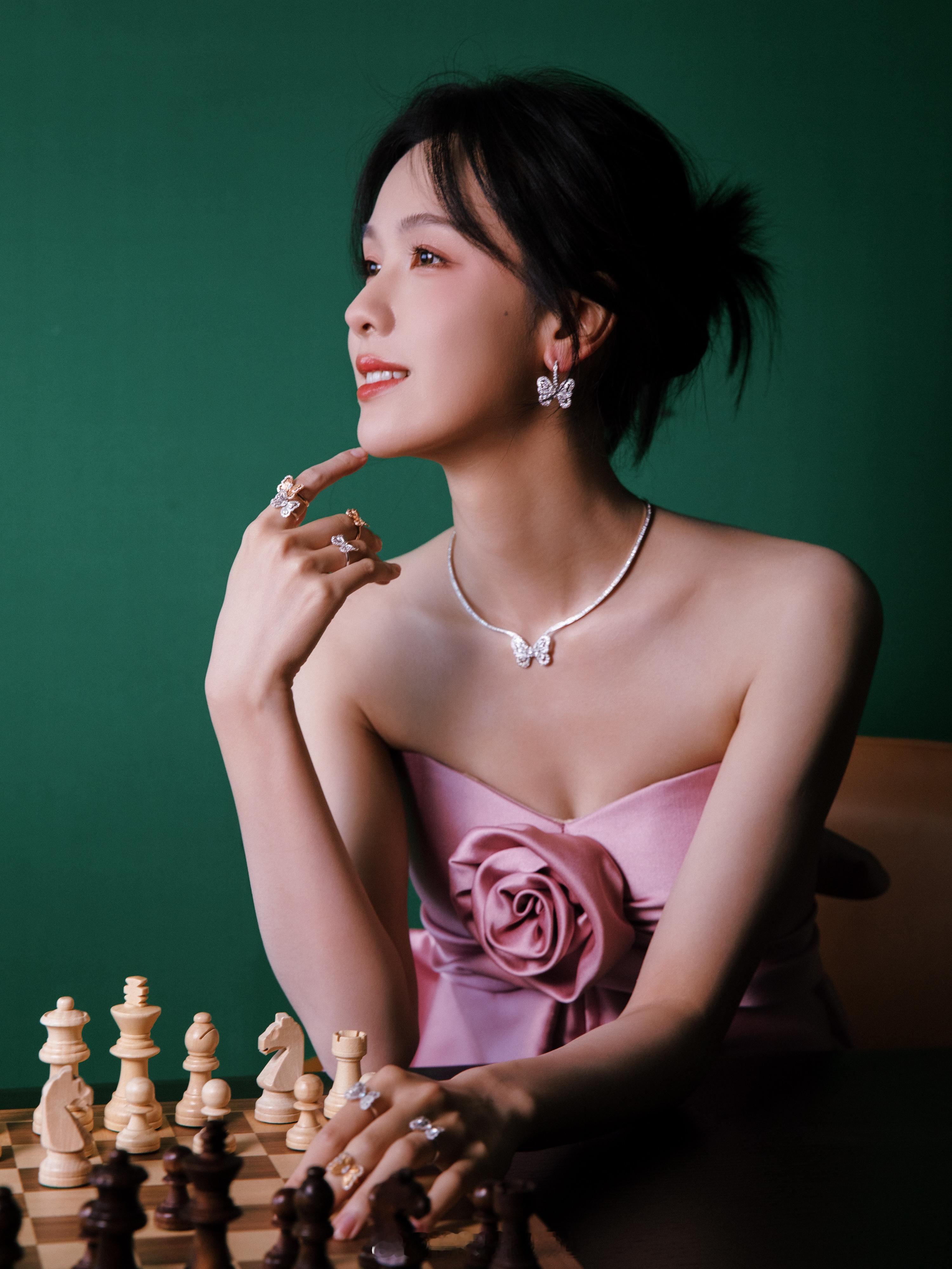 陈都灵钻光闪耀蝶翼翩飞灵动浪漫