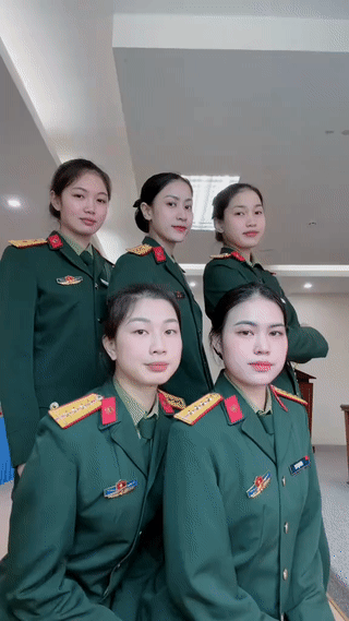 这些都是越南🇻🇳女兵。看她们身上穿的军装制服有一种似曾相识的感觉？有点像
