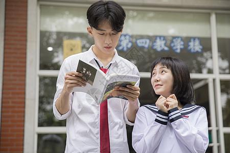 读高三的儿子早恋了，这是班主任告诉我的，她和我说是怀疑两人早恋了，女方也是班上的