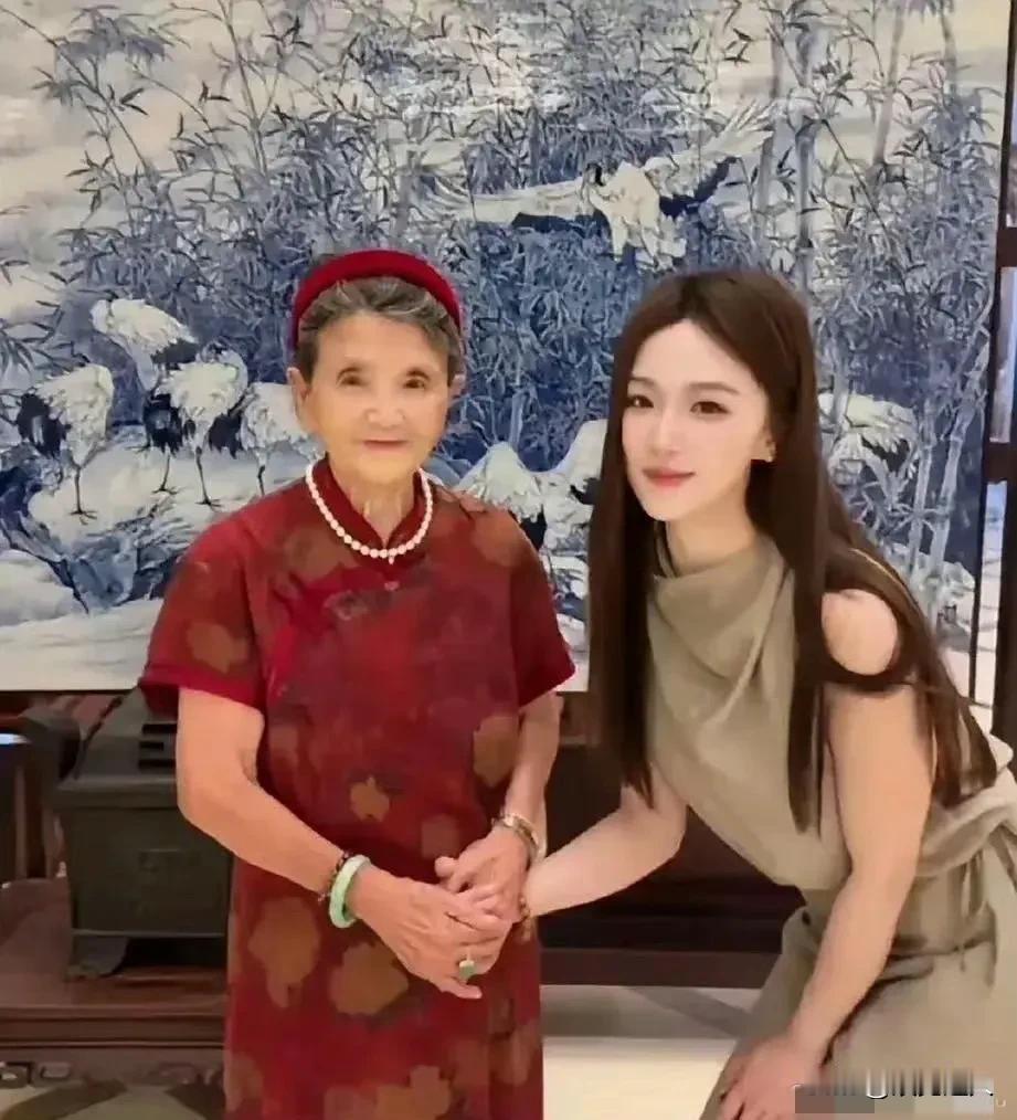 杨子又有新情况？最近有消息说，杨子带着新女朋友和自己老妈见面啦！据说这位新女友年