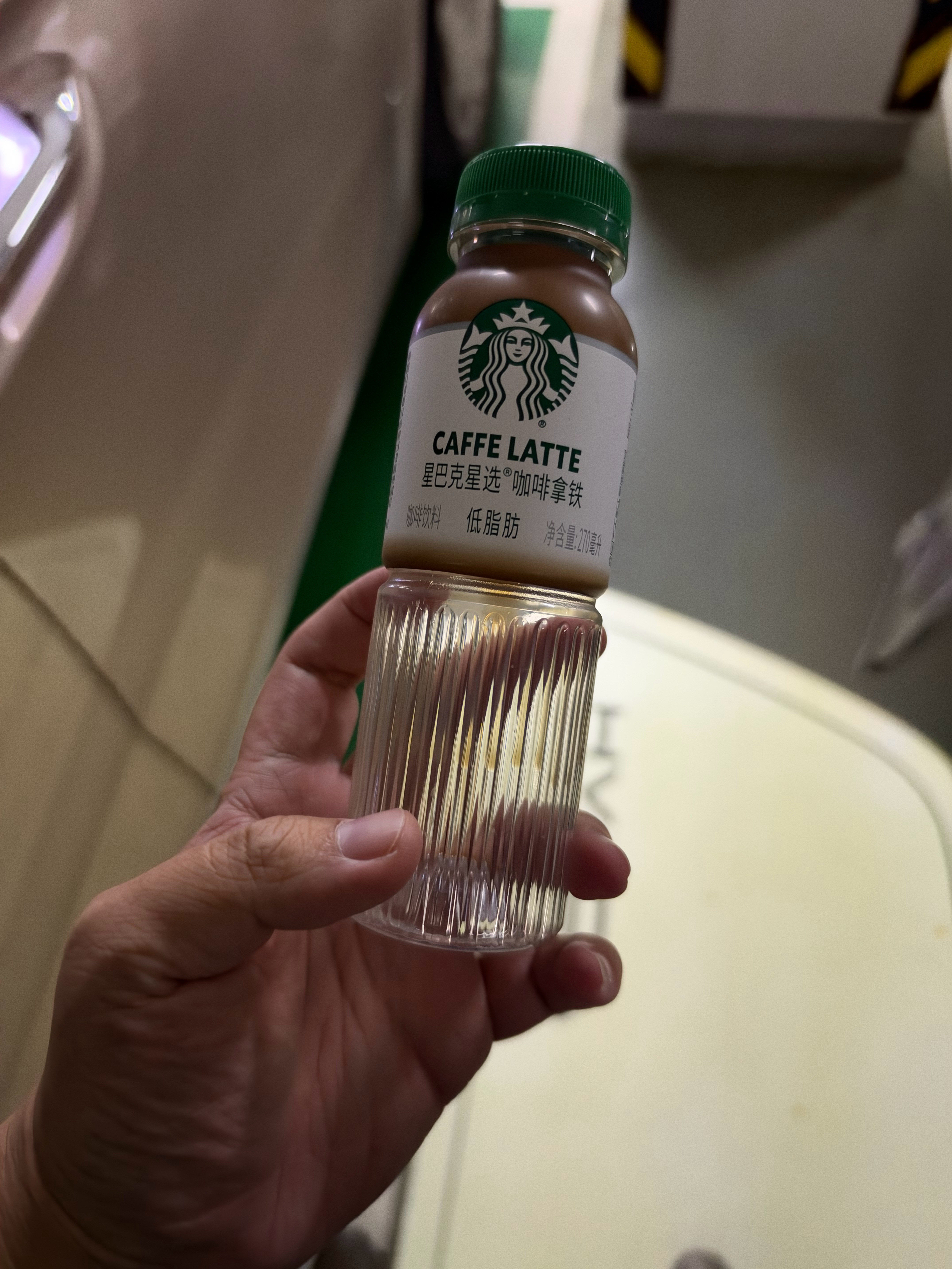 星巴克这个咖啡瓶子简直了…让你觉得真的满满一瓶，实际上只有2/3人才