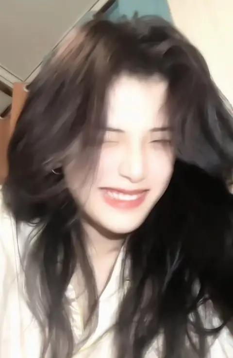 21岁网红歌手情人节被男友杀害，事后男友跑到成都一娱乐中心玩了十几天，有租户发现