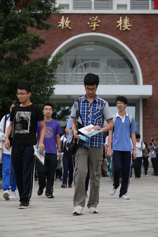 校长不喜欢老师动不动把违纪学生交给他处理，家长不喜欢老师动不动打电话喊他来学校
