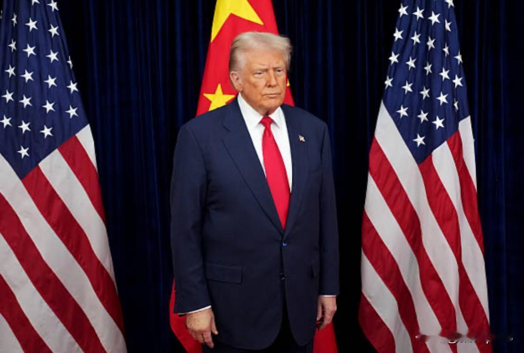 美国媒体拍摄的特朗普在中美会晤时的照片,特朗普站在红旗下,还系着红领带,表情有些