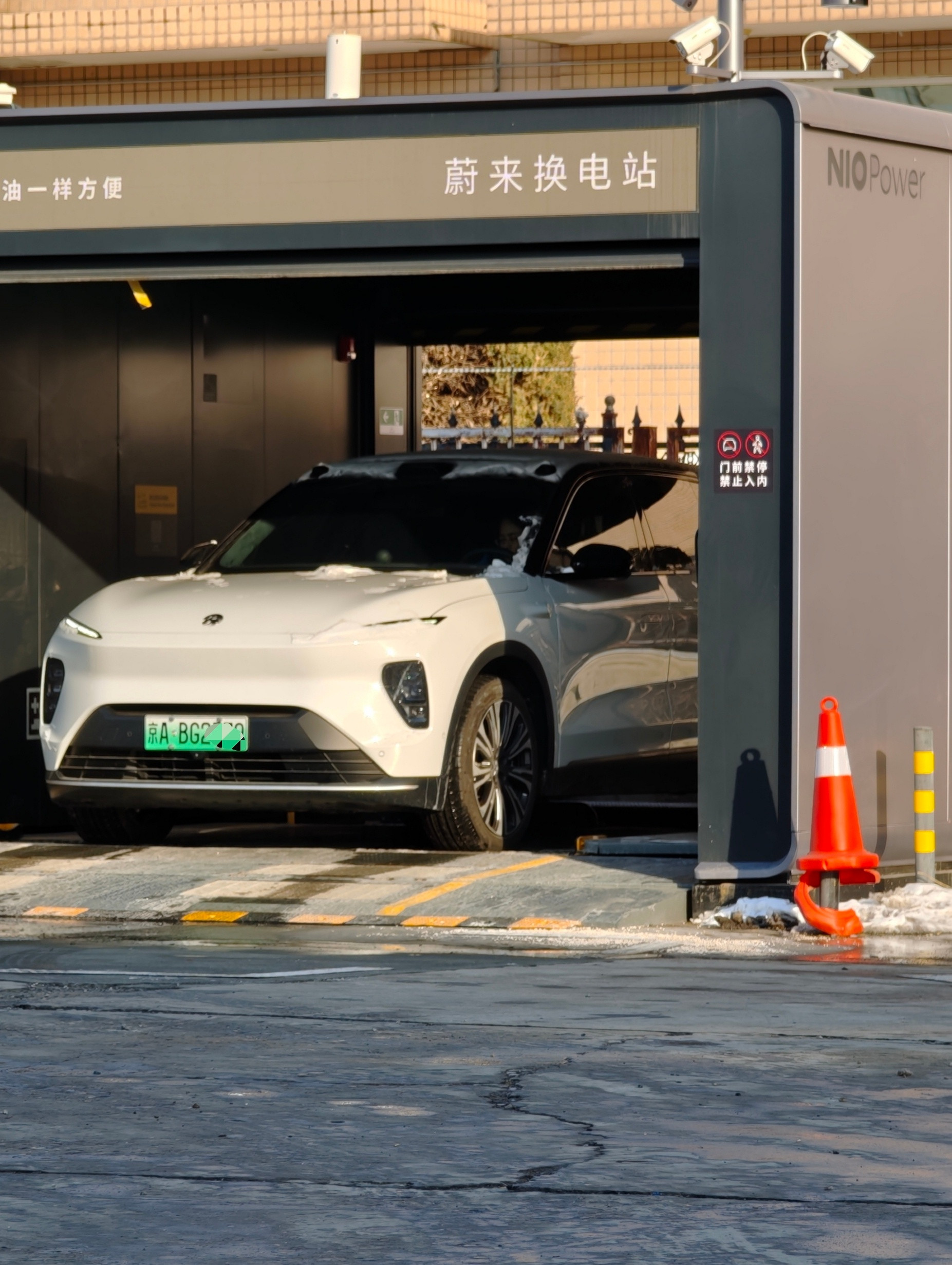 路遇二代ES8和三代ES8同框，而且还都是白色