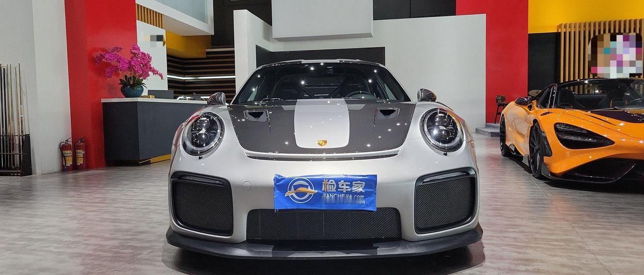 开了六年的保时捷911，还要300多万，唯有蛙王GT2RS！但我更喜欢旁边的